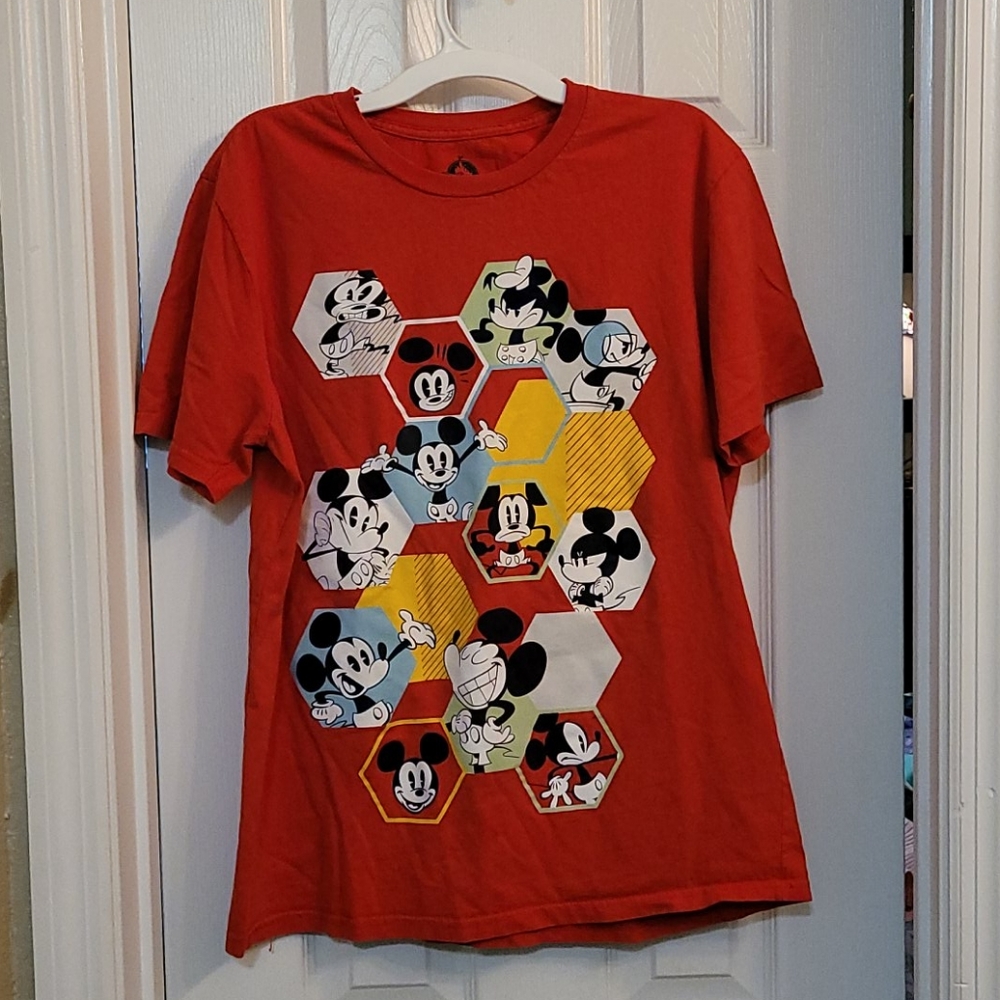 Nice Disney logo T shirt 👕